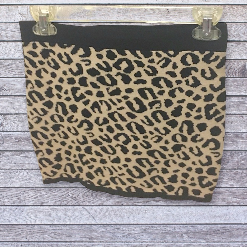2 for $6 🎉 Forever 21 leopard print skirt Medium